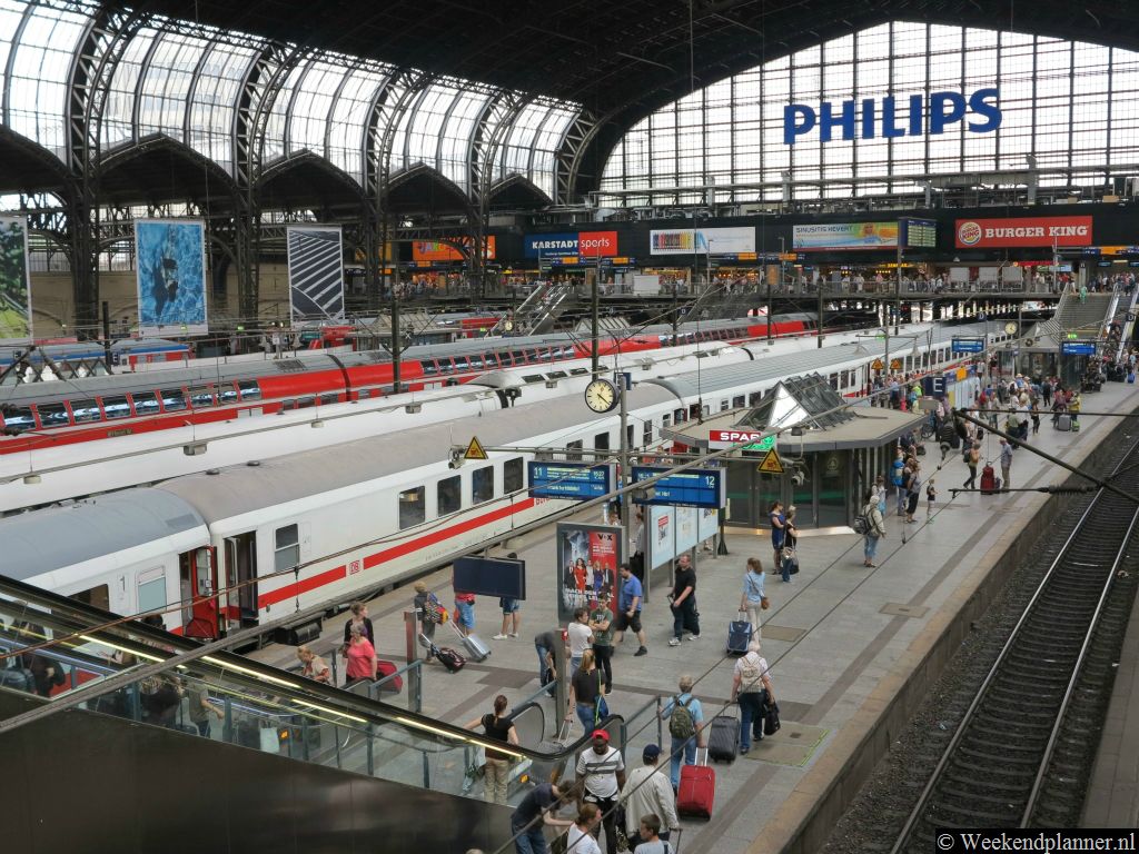 De trein uit Nederland komt aan op het centraal station van Hamburg, Hamburger Hauptbahnhof. Tip:   Met de trein naar Hamburg.